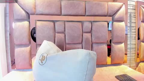 Snapshot of lilian_starfire chatting on 09-30-25, 08:03 LILIAN online show from 09-30-25, 08:03