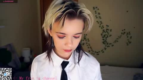 Lilian online show from 10-26-25, 06:41