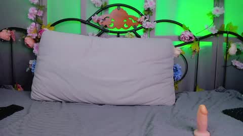 hi guys Im new here Im 18 years oldIve never had sex online show from 02-01-25, 02:02