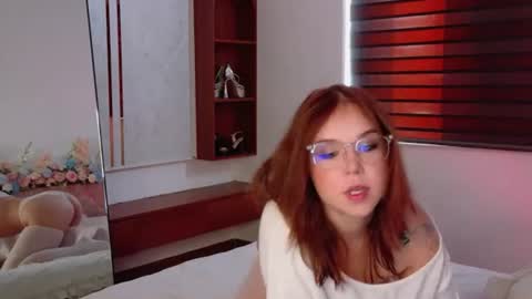 Snapshot of lilith_bonheur chatting on 06-11-26, 12:32 Lilith Bonheur online show from 06-11-26, 12:32