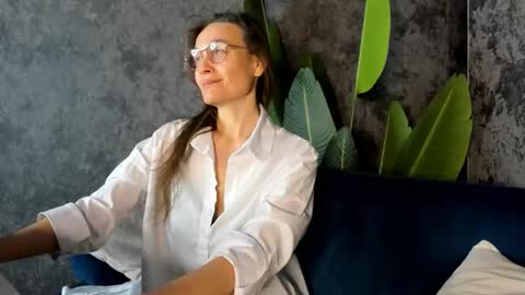 lillian_white1 online show from 10-20-25, 11:49