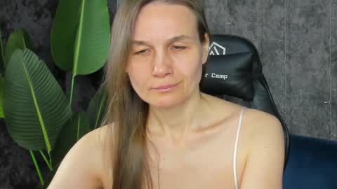 Snapshot of lillian_white1 chatting on 04-06-26, 01:03 lillian_white1 online show from 04-06-26, 01:03