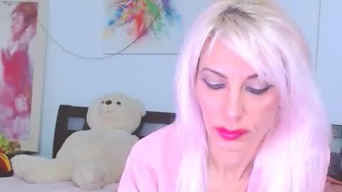 Lara online show from 12-16-25, 01:43