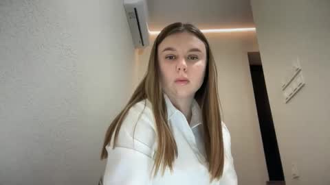 Snapshot of lillianx9zbld chatting on 10-11-25, 06:17 Lily online show from 10-11-25, 06:17