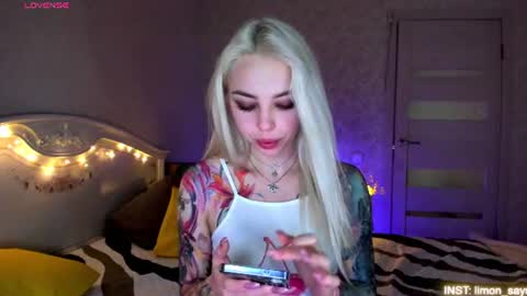 Snapshot of lillimooore chatting on 06-20-26, 11:07 LilliMoore online show from 06-20-26, 11:07