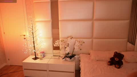 Snapshot of lilly_colins chatting on 05-11-26, 07:55 Lilly Colins online show from 05-11-26, 07:55