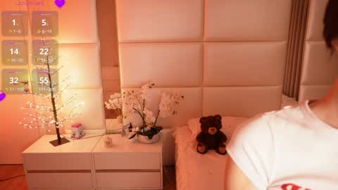 Snapshot of lilly_colins chatting on 05-19-26, 07:20 Lilly Colins online show from 05-19-26, 07:20