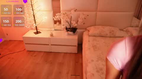 Snapshot of lilly_colins chatting on 07-13-26, 08:00 Lilly Colins online show from 07-13-26, 08:00
