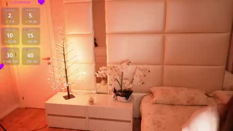Snapshot of lilly_colins chatting on 07-14-26, 08:25 Lilly Colins online show from 07-14-26, 08:25