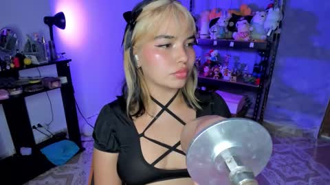 Snapshot of lilly_kinky chatting on 10-23-25, 03:28 Lilly online show from 10-23-25, 03:28