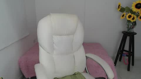 Lilly online show from 11-17-25, 01:17