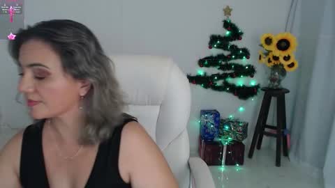 Snapshot of lilly_milf chatting on 12-15-25, 03:05 Lilly online show from 12-15-25, 03:05