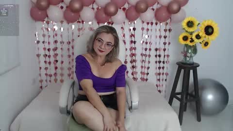Snapshot of lilly_milf chatting on 01-12-26, 01:27 Lilly online show from 01-12-26, 01:27