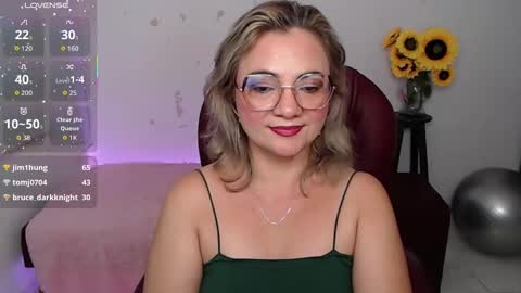 Snapshot of lilly_milf chatting on 02-08-26, 04:21 Lilly online show from 02-08-26, 04:21