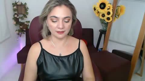 Snapshot of lilly_milf chatting on 06-13-26, 04:27 Lilly online show from 06-13-26, 04:27