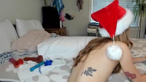 Snapshot of lilmamidaisy chatting on 12-23-24, 09:08 Daisy Bby online show from 12-23-24, 09:08