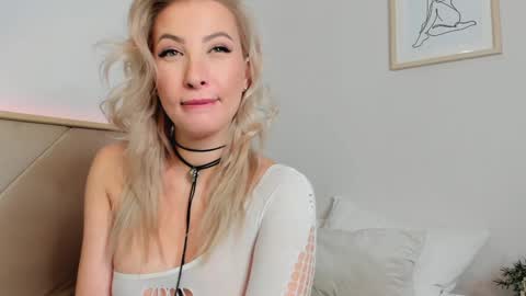 Snapshot of liloukatt chatting on 01-16-25, 09:27 Lilou  online show from 01-16-25, 09:27