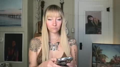 Snapshot of lilpeachykeenn chatting on 12-06-24, 08:51 Lilpeachykeenn online show from 12-06-24, 08:51