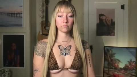 Snapshot of lilpeachykeenn chatting on 12-07-24, 01:47 Lilpeachykeenn online show from 12-07-24, 01:47