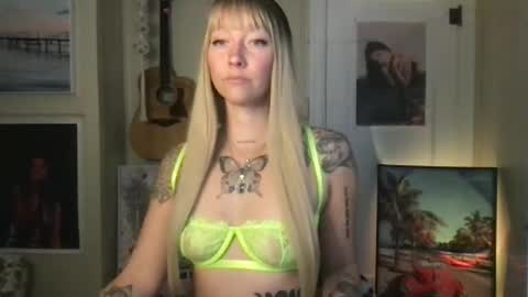 Snapshot of lilpeachykeenn chatting on 12-12-24, 10:20 Lilpeachykeenn online show from 12-12-24, 10:20