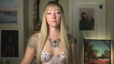 Snapshot of lilpeachykeenn chatting on 12-15-24, 01:24 Lilpeachykeenn online show from 12-15-24, 01:24