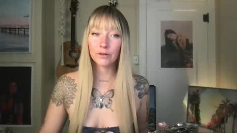 Snapshot of lilpeachykeenn chatting on 12-22-24, 10:47 Lilpeachykeenn online show from 12-22-24, 10:47