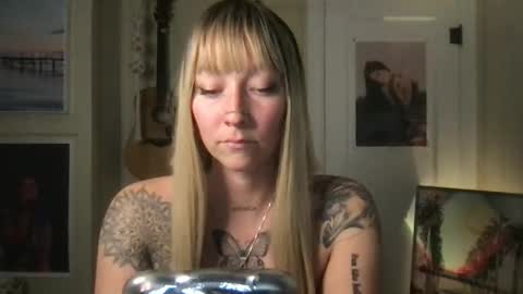 Snapshot of lilpeachykeenn chatting on 12-23-24, 02:56 Lilpeachykeenn online show from 12-23-24, 02:56