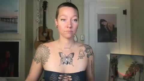 Snapshot of lilpeachykeenn chatting on 12-23-24, 06:27 Lilpeachykeenn online show from 12-23-24, 06:27