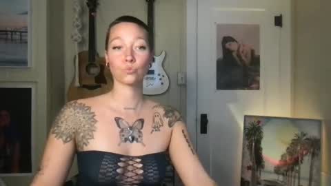 Snapshot of lilpeachykeenn chatting on 12-23-24, 10:23 Lilpeachykeenn online show from 12-23-24, 10:23