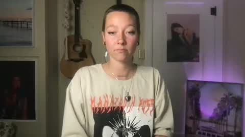 Snapshot of lilpeachykeenn chatting on 12-28-24, 03:04 Lilpeachykeenn online show from 12-28-24, 03:04