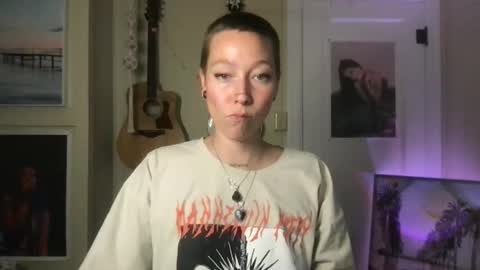 Snapshot of lilpeachykeenn chatting on 12-29-24, 04:05 Lilpeachykeenn online show from 12-29-24, 04:05