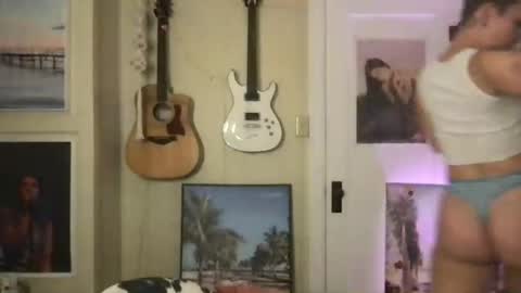 Snapshot of lilpeachykeenn chatting on 12-30-24, 01:04 Lilpeachykeenn online show from 12-30-24, 01:04