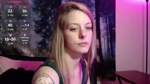 Snapshot of lilsirenluna chatting on 05-25-26, 04:07 Luna online show from 05-25-26, 04:07
