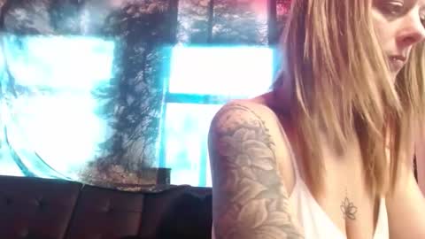 Snapshot of lilsirenluna chatting on 06-06-26, 12:05 Luna online show from 06-06-26, 12:05