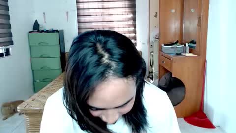 Snapshot of lily_darling chatting on 11-25-25, 02:11 Lily Darling online show from 11-25-25, 02:11