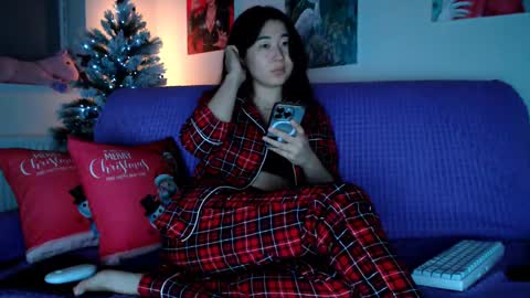 Snapshot of lily_litle chatting on 12-15-24, 07:10 Lily Litle online show from 12-15-24, 07:10