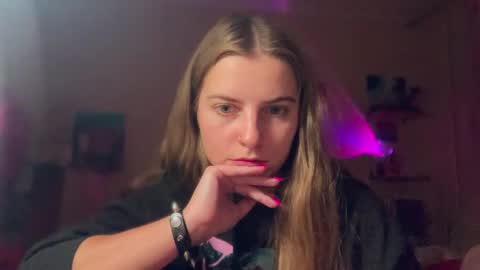 Snapshot of lily_smily chatting on 11-16-25, 05:40 Lily online show from 11-16-25, 05:40