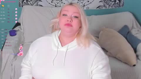 Snapshot of lilybelll chatting on 12-31-24, 01:26 Lily online show from 12-31-24, 01:26