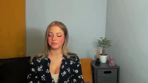 Snapshot of lilylovely26 chatting on 03-02-25, 05:04 Lily online show from 03-02-25, 05:04