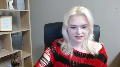 Snapshot of lilysweetxo chatting on 02-10-26, 02:54 Lily online show from 02-10-26, 02:54
