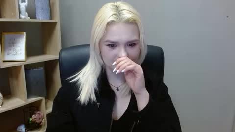 Snapshot of lilysweetxo chatting on 02-17-26, 07:49 Lily online show from 02-17-26, 07:49