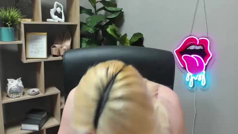 Snapshot of lilysweetxo chatting on 03-04-26, 07:25 Lily online show from 03-04-26, 07:25