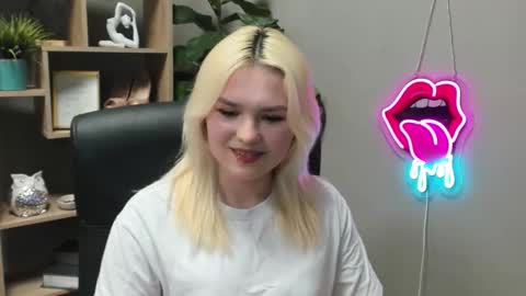 Snapshot of lilysweetxo chatting on 03-05-26, 03:08 Lily online show from 03-05-26, 03:08