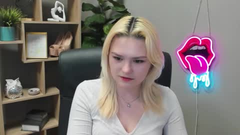 Snapshot of lilysweetxo chatting on 03-09-26, 07:34 Lily online show from 03-09-26, 07:34