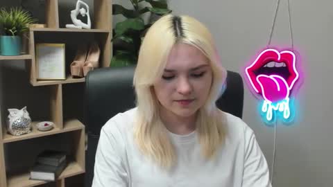 Snapshot of lilysweetxo chatting on 03-10-26, 02:22 Lily online show from 03-10-26, 02:22