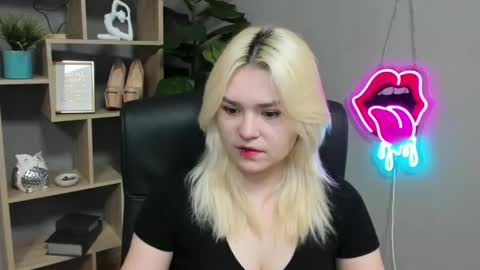 Snapshot of lilysweetxo chatting on 03-15-26, 07:25 Lily online show from 03-15-26, 07:25