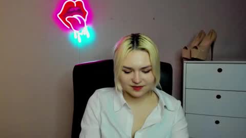 Snapshot of lilysweetxo chatting on 03-16-26, 02:43 Lily online show from 03-16-26, 02:43