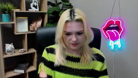 Snapshot of lilysweetxo chatting on 03-17-26, 02:31 Lily online show from 03-17-26, 02:31