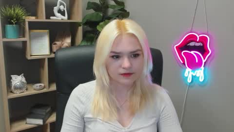 Snapshot of lilysweetxo chatting on 03-19-26, 07:34 Lily online show from 03-19-26, 07:34