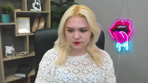 Snapshot of lilysweetxo chatting on 03-22-26, 08:18 Lily online show from 03-22-26, 08:18